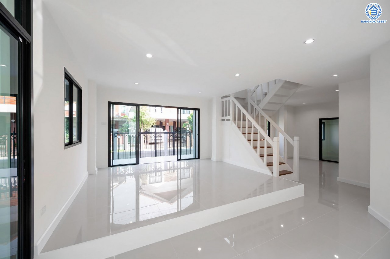 บ้านมือสองตกแต่งใหม่ โครงการ ซอยนวนิช ปากเกร็ด เนื้อที่ 45 ตร.ว. พื้นที่ใช้สอยมากกว่า 164.5 ตร.ม. พร้อมฟังก์ชัน 3 ห้องนอน 3 ห้องน้ำ 1 ห้องอเนกประสงค์ จอดรถได้ 1 คัน บนทำเลเมือง ใกล้เซ็นทรัลแจ้งวัฒนะ จุดขึ้นทางด่วน "แจ้งวัฒนะ" และรถไฟฟ้าสายสีชมพู "สถานีเลี่ยงเมืองปากเกร็ด"...